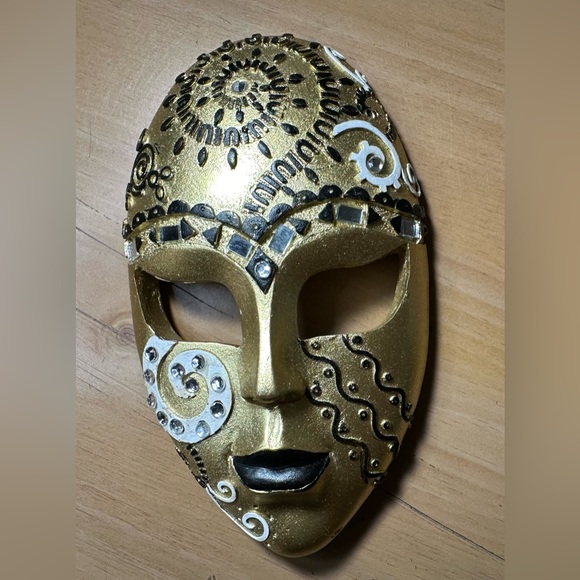 Mardi Gras Wall Masks - Picture 4 of 5